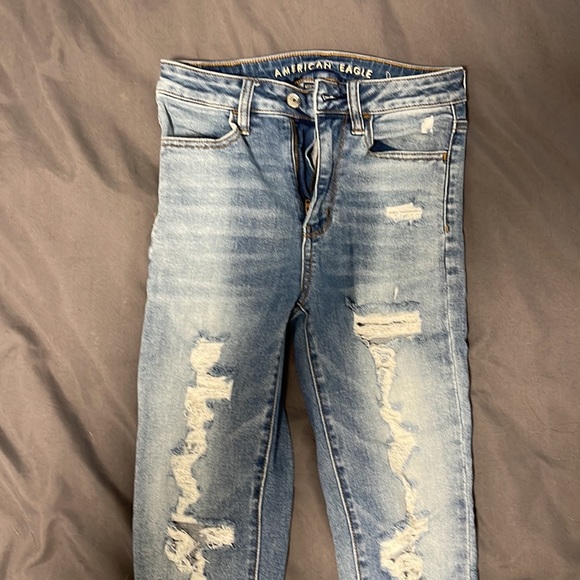 American eagle light wash ripped jeans - Picture 2 of 4
